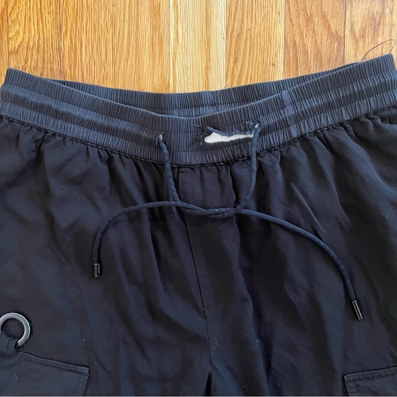 Men’s Off-White c/o Virgil Abloh “MAIN LABEL” shorts. Black. Size large. - Picture 8 of 11